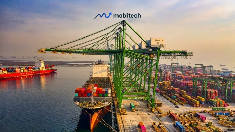 Proses Loading Kontainer ke Kapal Logistik