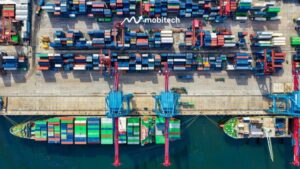 Kapal di pelabuhan melakukan loading kontainer logistik