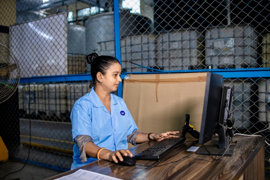 Pegawai memantau Logistik dengan sistem ERP