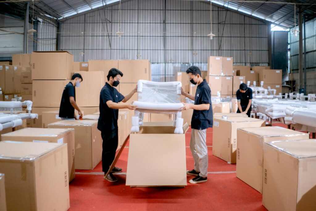 Tim Logistik Sedang Mengeluarkan Produk