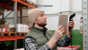 Operator Logistik Sedang melakukan pengecekan produk