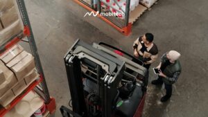 staff operasional logistik